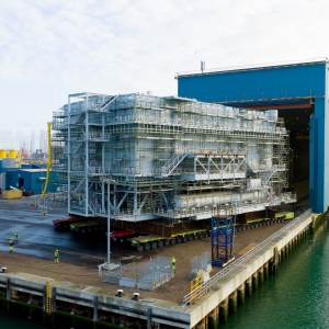 Topside B3 wyjeżdża z hali.