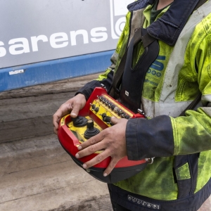 Operacja przesuwania na barkoponton i wodowania drugiego modułu doku pływającego dla MSR „Gryfia”. 