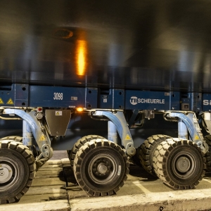 Operacja przesuwania na barkoponton i wodowania drugiego modułu doku pływającego dla MSR „Gryfia”. 