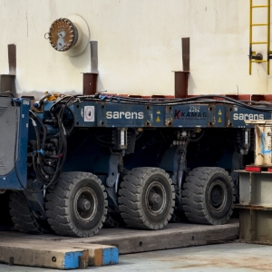 Operacja przesuwania na barkoponton i wodowania drugiego modułu doku pływającego dla MSR „Gryfia”. 