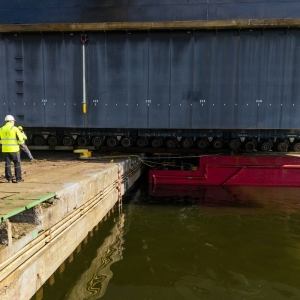 Operacja przesuwania na barkoponton i wodowania drugiego modułu doku pływającego dla MSR „Gryfia”. 