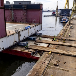 Operacja przesuwania na barkoponton i wodowania drugiego modułu doku pływającego dla MSR „Gryfia”. 