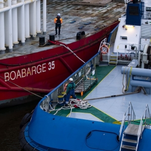 Operacja przesuwania na barkoponton i wodowania drugiego modułu doku pływającego dla MSR „Gryfia”. 