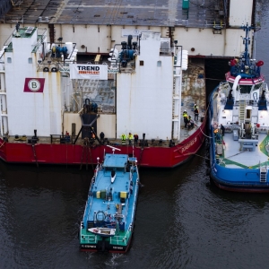 Operacja przesuwania na barkoponton i wodowania drugiego modułu doku pływającego dla MSR „Gryfia”. 