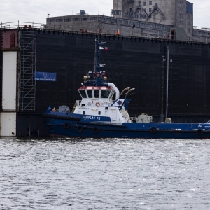 Operacja przesuwania na barkoponton i wodowania drugiego modułu doku pływającego dla MSR „Gryfia”. 