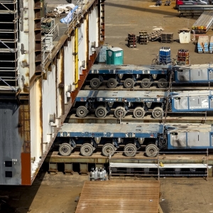 Operacja przesuwania na barkoponton i wodowania drugiego modułu doku pływającego dla MSR „Gryfia”. 