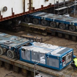 Operacja przesuwania na barkoponton i wodowania drugiego modułu doku pływającego dla MSR „Gryfia”. 