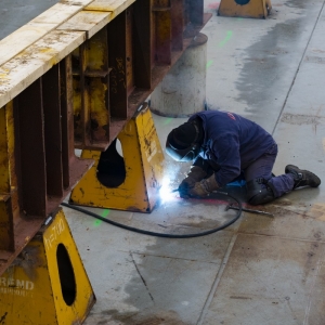 Operacja przesuwania na barkoponton i wodowania drugiego modułu doku pływającego dla MSR „Gryfia”. 