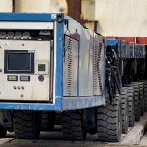 Operacja przesuwania na barkoponton i wodowania drugiego modułu doku pływającego dla MSR „Gryfia”. 