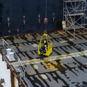 Operacja przesuwania na barkoponton i wodowania drugiego modułu doku pływającego dla MSR „Gryfia”. 