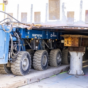 Operacja przesuwania na barkoponton i wodowania drugiego modułu doku pływającego dla MSR „Gryfia”. 