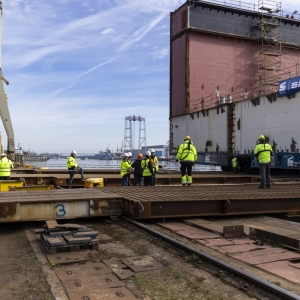 Operacja przesuwania na barkoponton i wodowania drugiego modułu doku pływającego dla MSR „Gryfia”. 