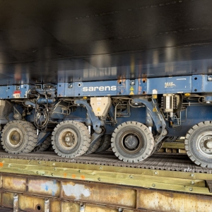 Operacja przesuwania na barkoponton i wodowania drugiego modułu doku pływającego dla MSR „Gryfia”. 