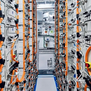 Pomieszczenie baterii na holowniku Svitzer Balder. Fot. AYK Energy