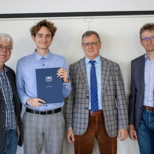 Absolwenci II edycji studiów podyplomowych „Budowa Okrętów” w Instytucie Budowy Okrętów Politechniki Gdańskiej.