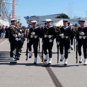 Pokaz musztry w wykonaniu Kompanii Reprezentacyjnej MW przy okręcie ORP Błyskawica.