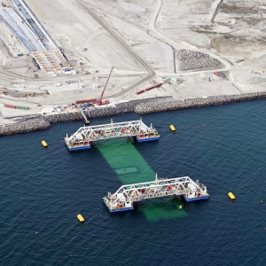 Zanurzanie pierwszego elementu tunelu pod cieśniną Bełt Fehmarn. Fot. Sund & Bælt /materiały prasowe