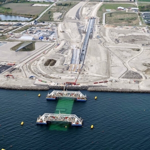 Zanurzanie pierwszego elementu tunelu pod cieśniną Bełt Fehmarn. Fot. Sund & Bælt /materiały prasowe