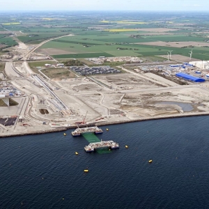 Zanurzanie pierwszego elementu tunelu pod cieśniną Bełt Fehmarn. Fot. Sund & Bælt /materiały prasowe