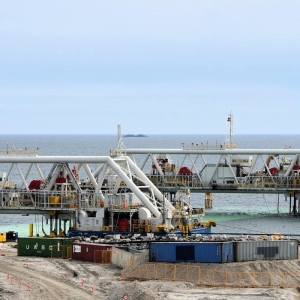 Zanurzanie pierwszego elementu tunelu pod cieśniną Bełt Fehmarn. Fot. Sund & Bælt /materiały prasowe