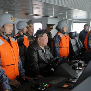 Kim Dzong Un podczas inspekcji pierwszego północnokoreańskiego niszczyciela rakietowego Choe Hyon. Fot. KCNA