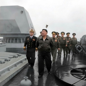 Kim Dzong Un podczas inspekcji pierwszego północnokoreańskiego niszczyciela rakietowego Choe Hyon. Fot. KCNA