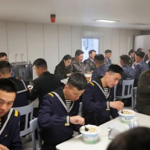 Kim Dzong Un podczas inspekcji pierwszego północnokoreańskiego niszczyciela rakietowego Choe Hyon. Fot. KCNA