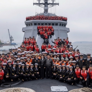 Kim Dzong Un podczas inspekcji pierwszego północnokoreańskiego niszczyciela rakietowego Choe Hyon. Fot. KCNA