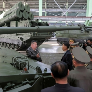 Koreański dyktator w fabryce broni przy wieloprowadnicowych wyrzutniach rakietowych. Fot. KCNA