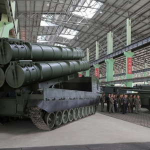 Koreański dyktator w fabryce broni przy wieloprowadnicowych wyrzutniach rakietowych. Fot. KCNA