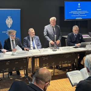 Przedstawiciele komisji senackich i Morskiego Zespołu Parlamentarnego Senatu RP spotkali się w Łebie, aby rozmawiać o przyszłości energii odnawialnej.