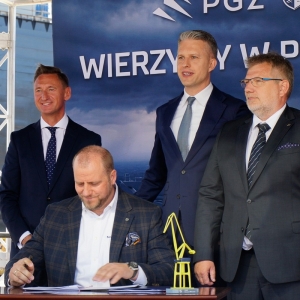 Uroczystość podpisania umowy odbyła się przed nowobudowanym dokiem szczecińskiej stoczni.