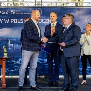 Uroczystość podpisania umowy odbyła się przed nowobudowanym dokiem szczecińskiej stoczni.