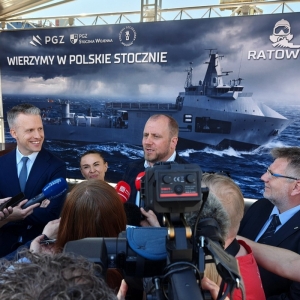 Uroczystość podpisania umowy odbyła się przed nowobudowanym dokiem szczecińskiej stoczni.