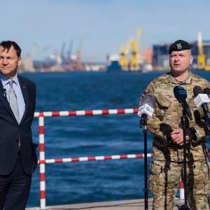 Wicepremier Radosław Sikorski i generał dyw. Michał Strzelecki. 