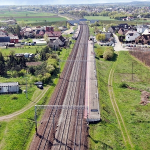 W ramach inwestycji zostaną także przebudowane perony na przystankach Skowarcz, Różyny i Cieplewo (na zdjęciu). Fot. PLK/x.com