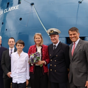 Od lewej: Lars Lühr Olsen (dyr. zarządzający Ulstein Verft), Martinus Warholm (Ulstein Verft), J. Kyrle (syn matki chrzestnej), Helen Kyrle (matka chrzestna), kpt. Rainer Müller i Matthias Müller (dyr. zarządzający BSO)