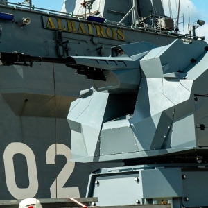 Montaż seryjnego zestawu OSU-35K na okręcie ORP Albatros w PGZ Stoczni Wojennej w Gdyni.