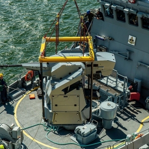 Montaż seryjnego zestawu OSU-35K na okręcie ORP Albatros w PGZ Stoczni Wojennej w Gdyni.