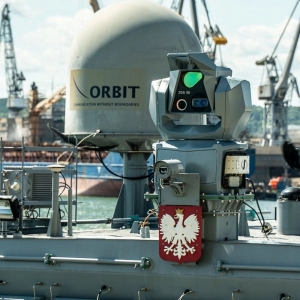 Montaż seryjnego zestawu OSU-35K na okręcie ORP Albatros w PGZ Stoczni Wojennej w Gdyni.
