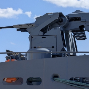 Montaż seryjnego zestawu OSU-35K na okręcie ORP Albatros w PGZ Stoczni Wojennej w Gdyni.