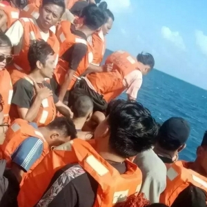 Pasażerowie w kamizelkach ratunkowych na pokładzie płonącego promu. Fot.: kadr z amatorskiego nagrania wideo.