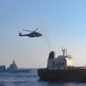 Operacja IRINI: okręt Thaon di Revel zatrzymuje tankowiec należący do rosyjskiej „floty cieni”. Fot.: Ministero della Difesa/CC BY-NC-SA 4.0