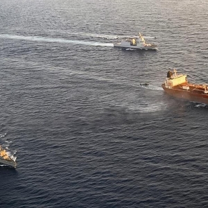 Operacja IRINI: okręt Thaon di Revel zatrzymuje tankowiec należący do rosyjskiej „floty cieni”. Fot.: Ministero della Difesa/CC BY-NC-SA 4.0