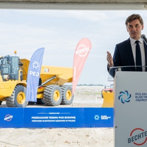 Uroczystość przekazania firmie Bechtel terenu pod budowę elektrowni jądrowej w Lubiatowie-Kopalinie. Fot.: PEJ/x.com