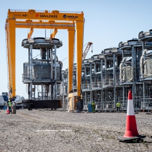 Załadunek podwieszanych platform wewnętrznych dla morskiej farmy wiatrowej Baltica 2 w Świnoujściu. Fot.: Smulders Projects Poland