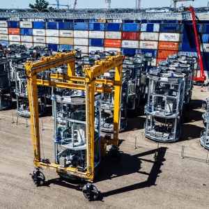 Załadunek podwieszanych platform wewnętrznych dla morskiej farmy wiatrowej Baltica 2 w Świnoujściu. Fot.: Smulders Projects Poland