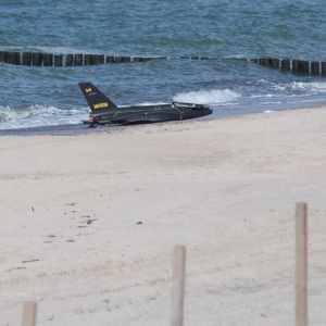 Dron znaleziony na plaży pod Jarosławcem ma rosyjskie oznaczenia. Fot. H. Bierndgarski
