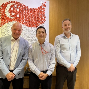 Od lewej: Rolf Petter Almli i Åsmund Eide (Ulstein Design & Solutions AS), w środku Daiki Nakayama z NYK Line. Fot. Ulstein