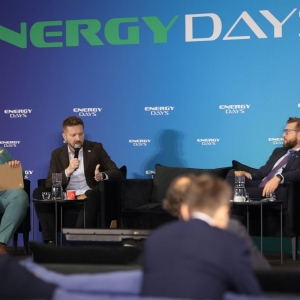 Bartosz Fedurek, prezes PGE Baltica w panelu „Offshore: druga faza i local content” podczas Energy Days. Z lewej Jakub Budzyński, prezes Polskiej Izby Morskiej Energetyki Wiatrowej (PIMEW). Fot. PGE Polska Grupa Energetyczna
